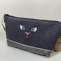 La pochette brodée « Yeux de chat » – yeux verts